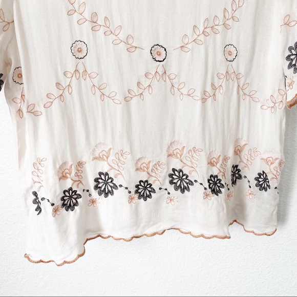 Embroidered Floral Scalloped Short Sleeve Blouse - Picture 4 of 8